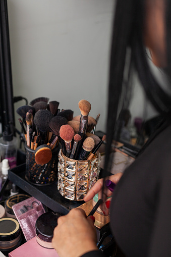 The Latin makeup artist from Bogota Colombia, between 30 and 39 years old, turns her home into her work studio where she can serve her clients in a safer and more pleasant way in her company while using her biosecurity measures.