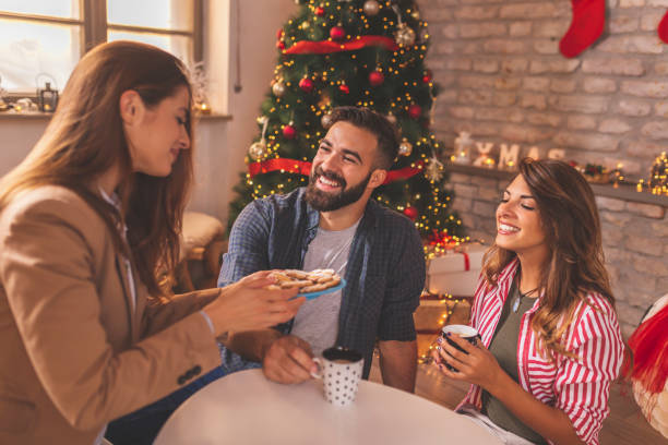 paar, das den weihnachtstag zu hause mit freunden verbringt - communication discussion coffee christmas stock-fotos und bilder