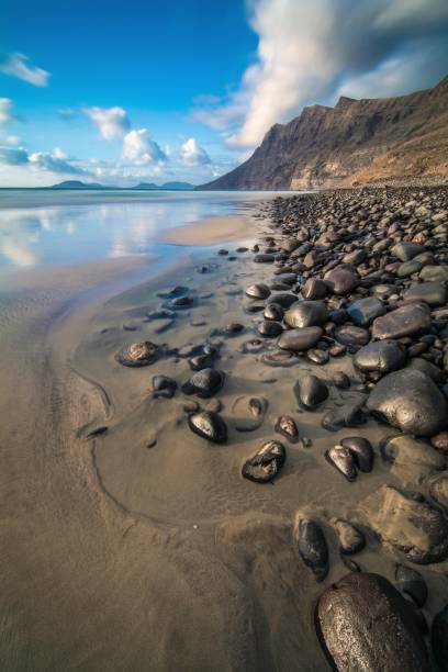 krajobraz piaszczystej plaży - famara zdjęcia i obrazy z banku zdjęć