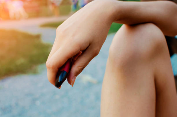 kuvapankkikuvat ja rojaltivapaat kuvat aiheesta tyttö pitelee sähkösavuketta kädessään lähietäisyydeltä. - electronic cigarettes & more