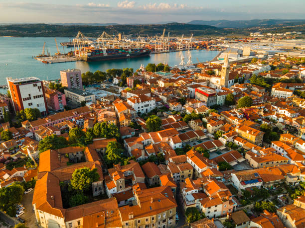 widok z lotu ptaka na miasto koper w słowenii i port koper - słowenia zdjęcia i obrazy z banku zdjęć