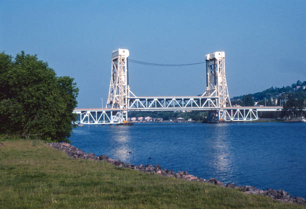 keweenaw peninsula michigan - portage canal lift bridge morning - 2005 - vertical lift bridge zdjęcia i obrazy z banku zdjęć