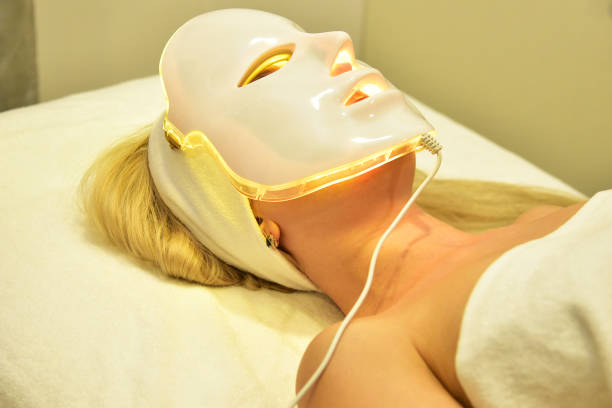 luminotherapy (phototherapy) face lifting. Hardware procedure for facial skin rejuvenation and improvement. Relaxation luminotherapy (phototherapy) face lifting. Hardware procedure for facial skin rejuvenation and improvement. Relaxation light therapy stock pictures, royalty-free photos & images