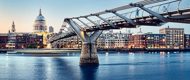 st. paul's cathedral und das millennium bridge - millennium bridge stock-fotos und bilder