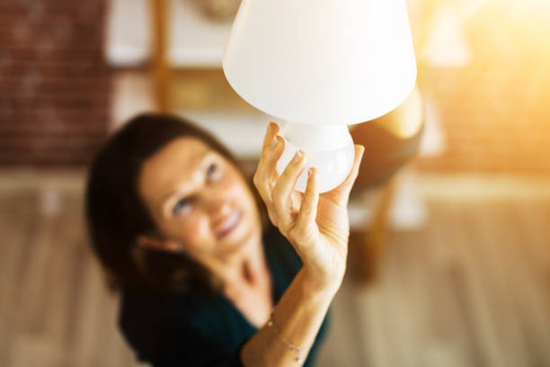 changement d’ampoule led électrique dans la lumière - led bulb photos et images de collection