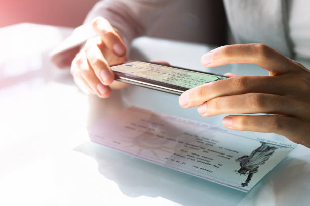 depósito de cheque remoto tomando fotos - recibo de entrega fotografías e imágenes de stock