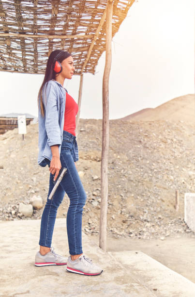 mujer liberando estrés, instructor ayudando a la mujer con arma - shooting women gun shotgun fotografías e imágenes de stock