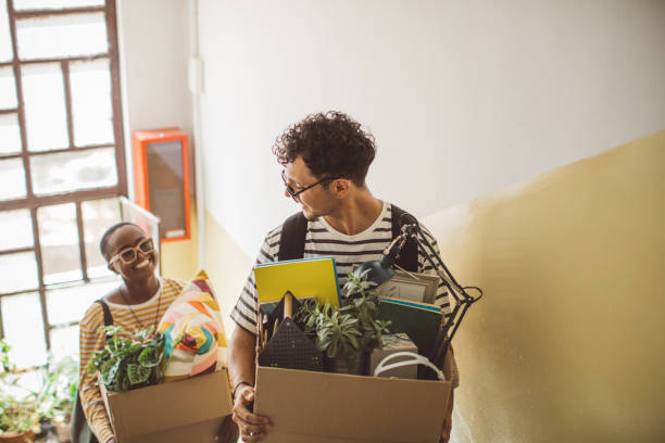 les étudiants se déplaçant dans un dortoir - cardboard box photos photos et images de collection