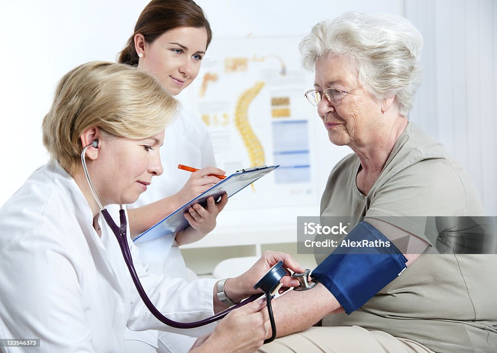 Im doctor's office - Lizenzfrei Blutdruckmesser Stock-Foto