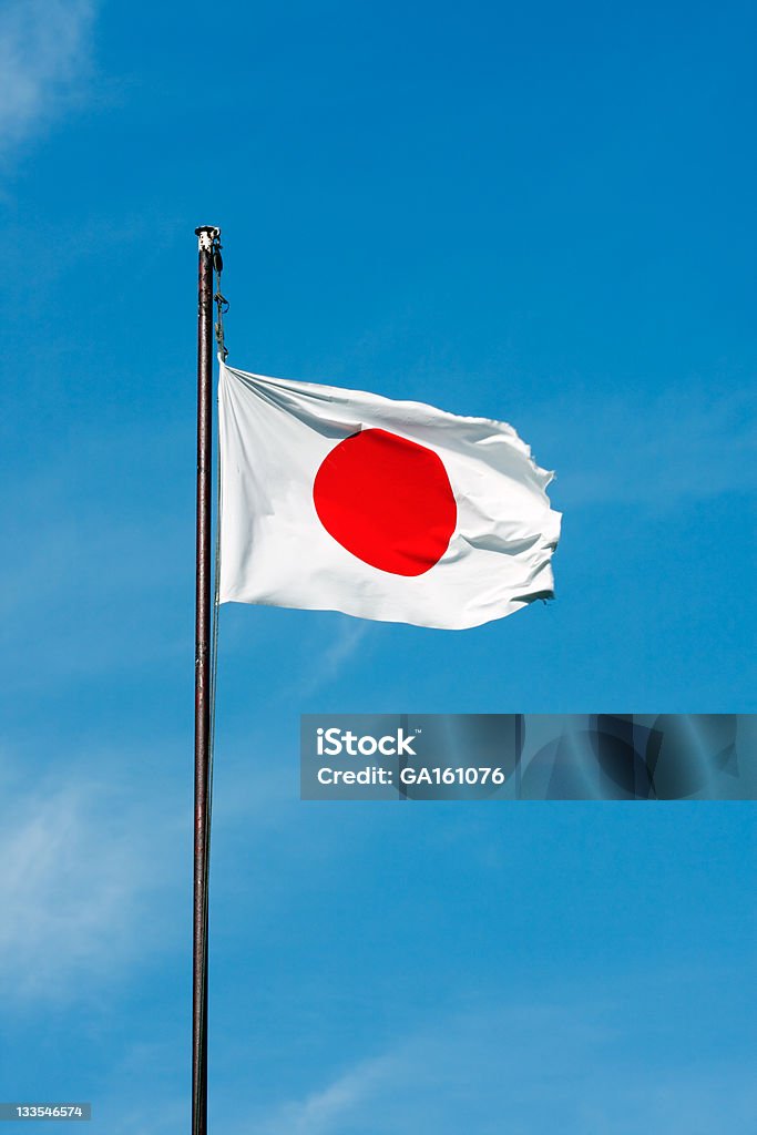 Bandera japonesa Saludar con la mano sobre cielo azul - Foto de stock de Bandera libre de derechos