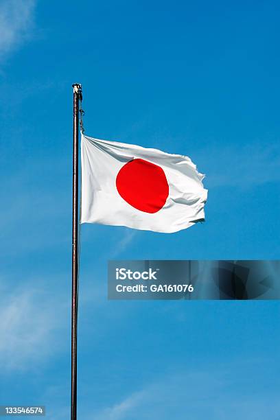 Японский Флаг Размахивающий Руками На Небесноголубой — стоковые фотографии и другие картинки Небо