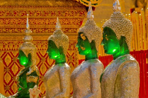 imagen selectiva enfocada de estatuas de buda verde ordenadamente antiguas en el templo en wat phra that doi suthep - demon statue ancient architecture fotografías e imágenes de stock