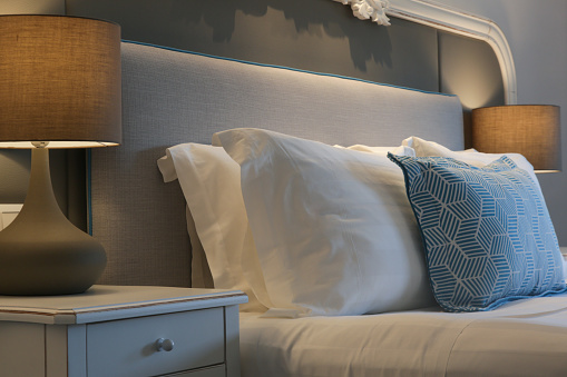 Acogedor y elegante dormitorio. Cama king size con lámpara de noche. photo