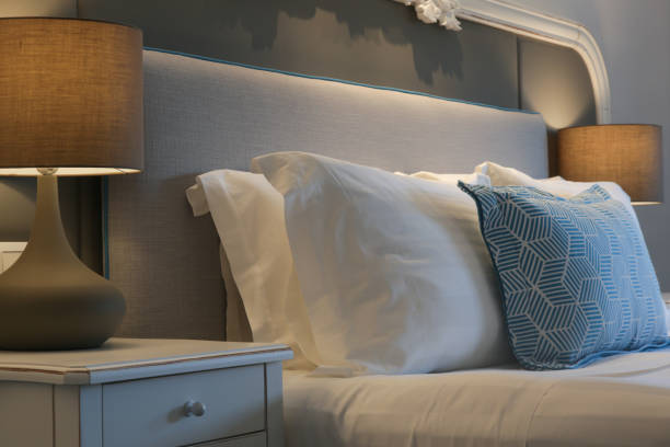 camera da letto accogliente ed elegante. letto king size con lampada da comodino. - comodino foto e immagini stock