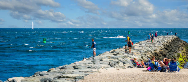 pesca en el canal - august cape cod massachusetts new england fotografías e imágenes de stock