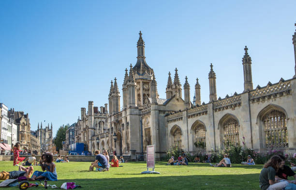 king's chapel i brama wejściowa king's college o zachodzie słońca. uniwersytet cambridge - oxford england zdjęcia i obrazy z banku zdjęć