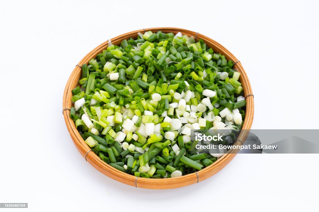 흰 배경에 대나무 바구니에 다진 파 0명에 대한 스톡 사진 및 기타 이미지 - 0명, 농업, 다발 - iStock