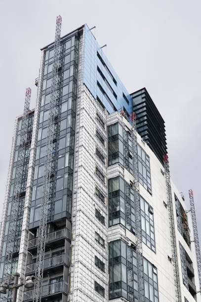 edificio residencial de gran altura de pisos con revestimiento que se reemplaza con materiales resistentes al fuego - london england apartment uk real estate fotografías e imágenes de stock