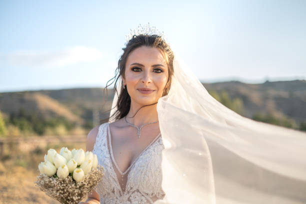 portret panny młodej z bukietem - bride veil women human face zdjęcia i obrazy z banku zdjęć