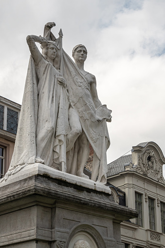 Estatua masculina y femenina de Jan-Frans Willems en Gante, Bélgica photo