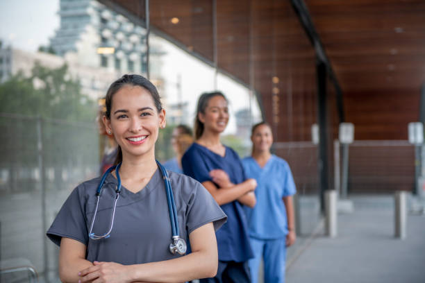 junge medizinstudentin der gemischten rasse - female nurse nurse scrubs female doctor stock-fotos und bilder