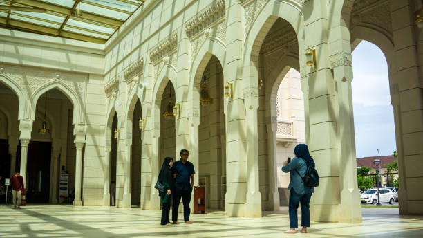дизайн интерьера мечети шри сендаян негери сембилан. - editorial islam praying arabic style стоковые фото и изображения