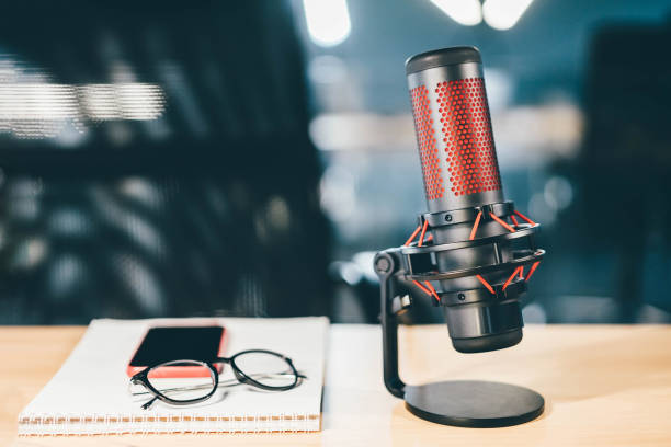 microphone in recording studio or broadcast room. - blog internet podcast computer keyboard imagens e fotografias de stock