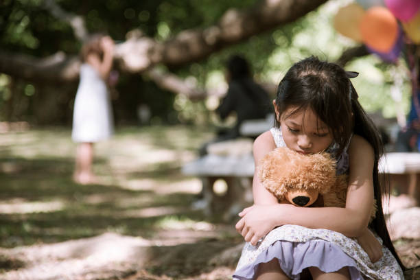 Sad girl hugging teddy bear sadness alone in green garden park. Lonely girl feeling sad unhappy sitting outdoors with best friend toy. Autism child play teddy bear best friend. Family violence concept chica triste abrazando la tristeza del oso de peluche solo en el parque verde del jardín. chica solitaria sintiéndose triste e infeliz sentada al aire libre con el mejor amigo de los niños. autismo niño juego oso de peluche mejor amigo. concepto de vio