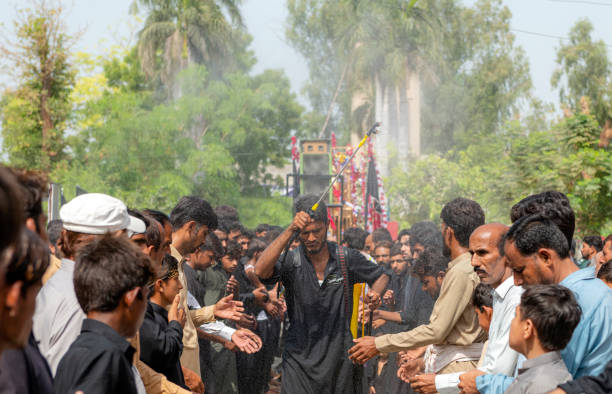 musulmanes chiítas se flagelan durante una procesión en el día 10 de muharram - flagellation fotografías e imágenes de stock