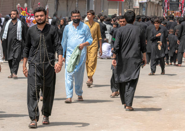 los musulmanes chiítas se flagelan durante una procesión en el día 10 de muharram - flagellation fotografías e imágenes de stock