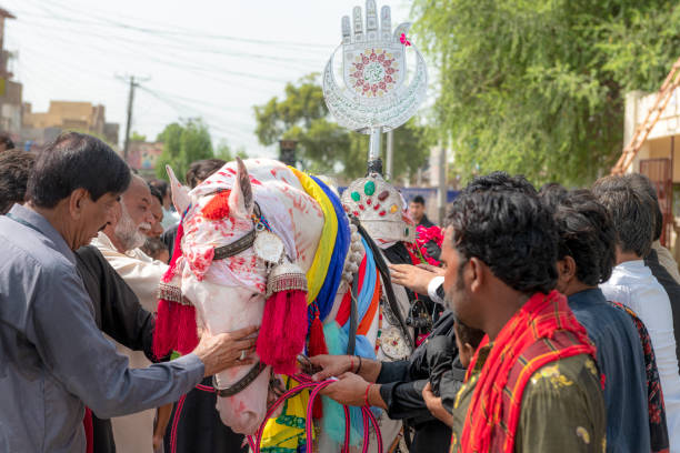 les musulmans chiites se flagellent lors d’une procession le 10e jour de muharram - flagellation photos et images de collection