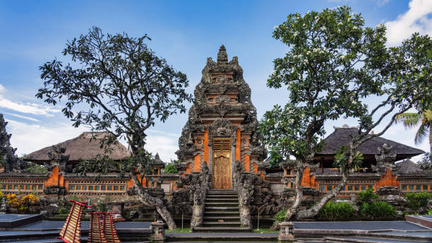 ubud hindu tempel bali pura taman saraswati wasserpalast panorama indonesien - bali stock-fotos und bilder