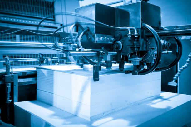 la imprenta está trabajando en el taller de impresión - laminated plastic printout paper industry fotografías e imágenes de stock