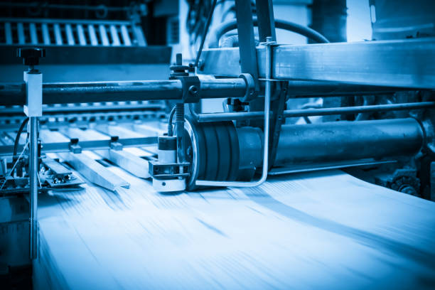 la imprenta está trabajando en el taller de impresión - laminated plastic printout paper industry fotografías e imágenes de stock