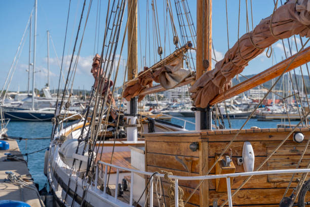 navi nautiche ormeggiate nel porto marittimo di san antonio de portmany, isole baleari, ibiza, spagna. soleggiata giornata primaverile. - scow foto e immagini stock