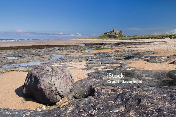 Zamek Bamburgh Z Rocks - zdjęcia stockowe i więcej obrazów Anglia - Anglia, Bez ludzi, Charakterystyka brzegu
