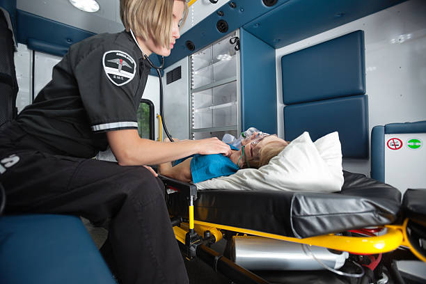 ambulanza interno con donna anziana - cfr foto e immagini stock