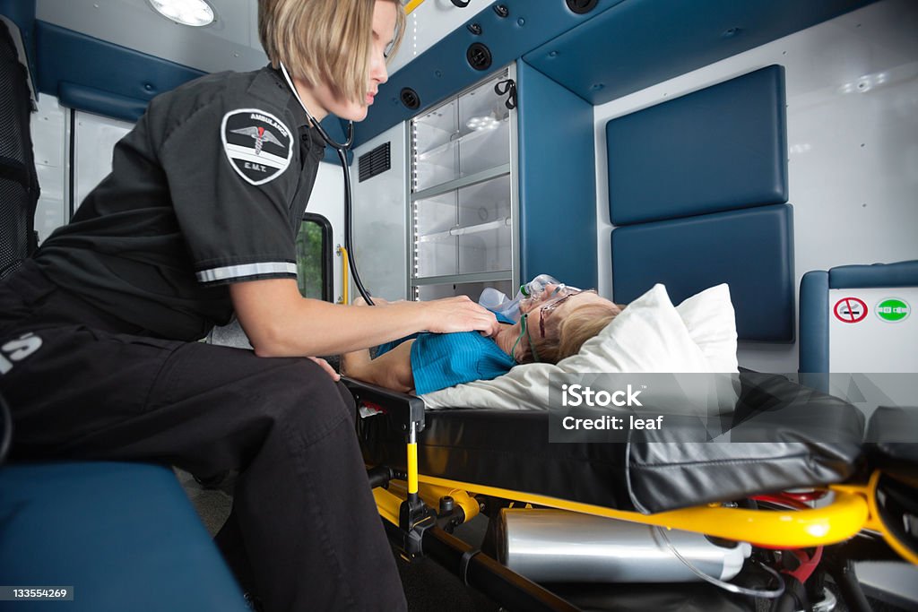 Отделение скорой помощи с пожилая женщина - Стоковые фото Забота роялти-фри
