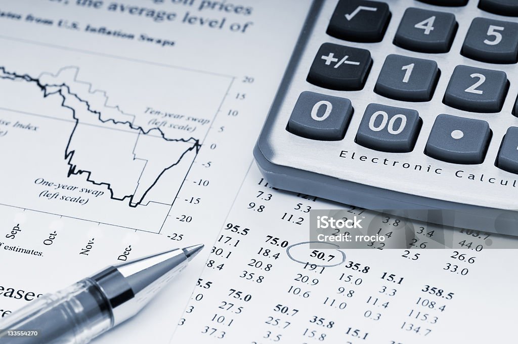 El análisis de los datos - Foto de stock de Actividades bancarias libre de derechos