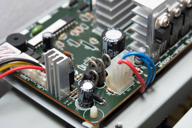 zbliżenie płyty zasilającej bezprzerwowej. - service electronics industry circuit board capacitor zdjęcia i obrazy z banku zdjęć