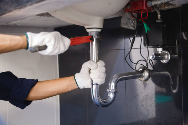 plumber fixing white sink pipe with adjustable wrench. - art installation imagens e fotografias de stock