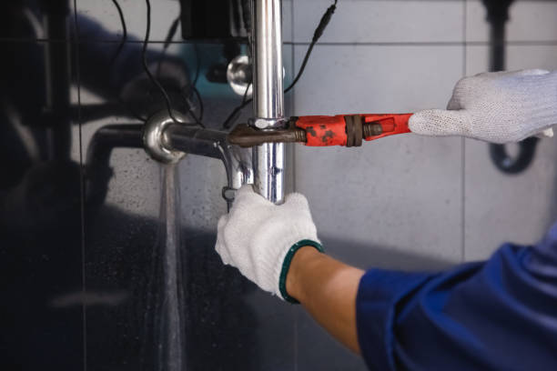 idraulico fissaggio tubo lavabo bianco con chiave regolabile. - water pipe home improvement pipe valve foto e immagini stock