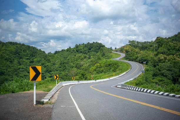 carretera no.3 o carretera del cielo sobre la cima de las montañas con selva verde en la provincia de nan, tailandia - thailand forest outdoors winding road fotografías e imágenes de stock