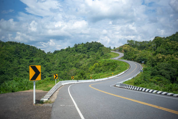 дорога no3 или небесная дорога над вершиной гор с зелеными джунглями в провинции нан, таиланд - thailand forest outdoors winding road стоковые фото и изображения