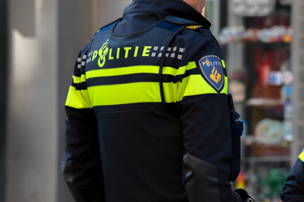 rückseite eines polizisten in amsterdam, niederlande - control clothing image technique image type stock-fotos und bilder