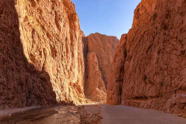 каньон ущелья тодга недалеко от города тингир, марокко - high desert стоковые фото и изображения