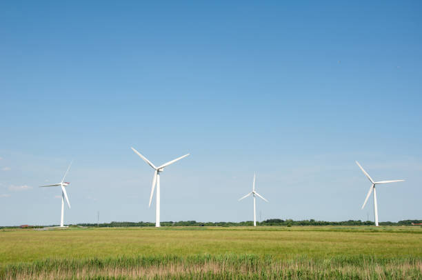 grüne wiese mit windkraftanlagen zur stromerzeugung - landscape alternative energy scenics farm stock-fotos und bilder