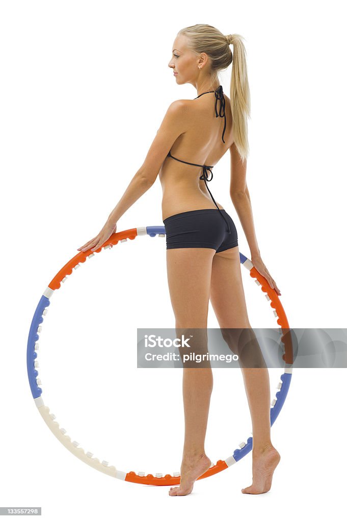 Женщина делает Фитнес-упражнения с обруч - Стоковые фото Активный образ жизни роялти-фри
