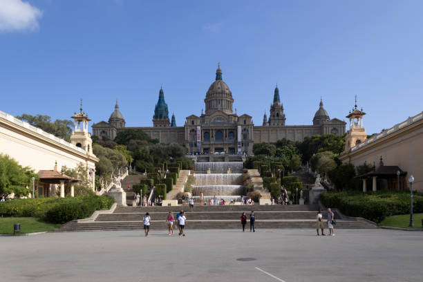 vedute della facciata del museo nazionale d'arte della catalogna - castle catalonia spain majestic foto e immagini stock