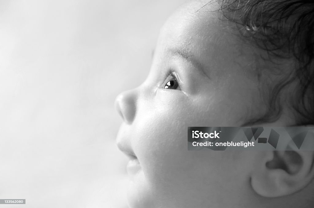 Sonriente bebé perfil, blanco y negro - Foto de stock de Bebé libre de derechos